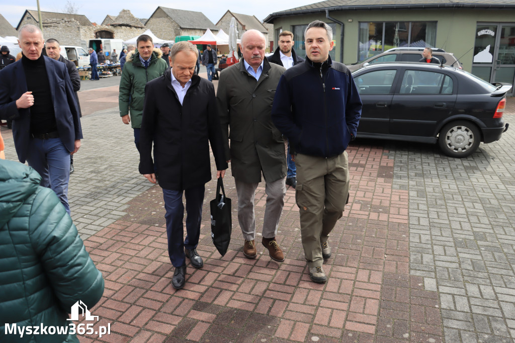 Fotorelacja: Donald Tusk wybrał się na żarecki targ (22.03.2023).