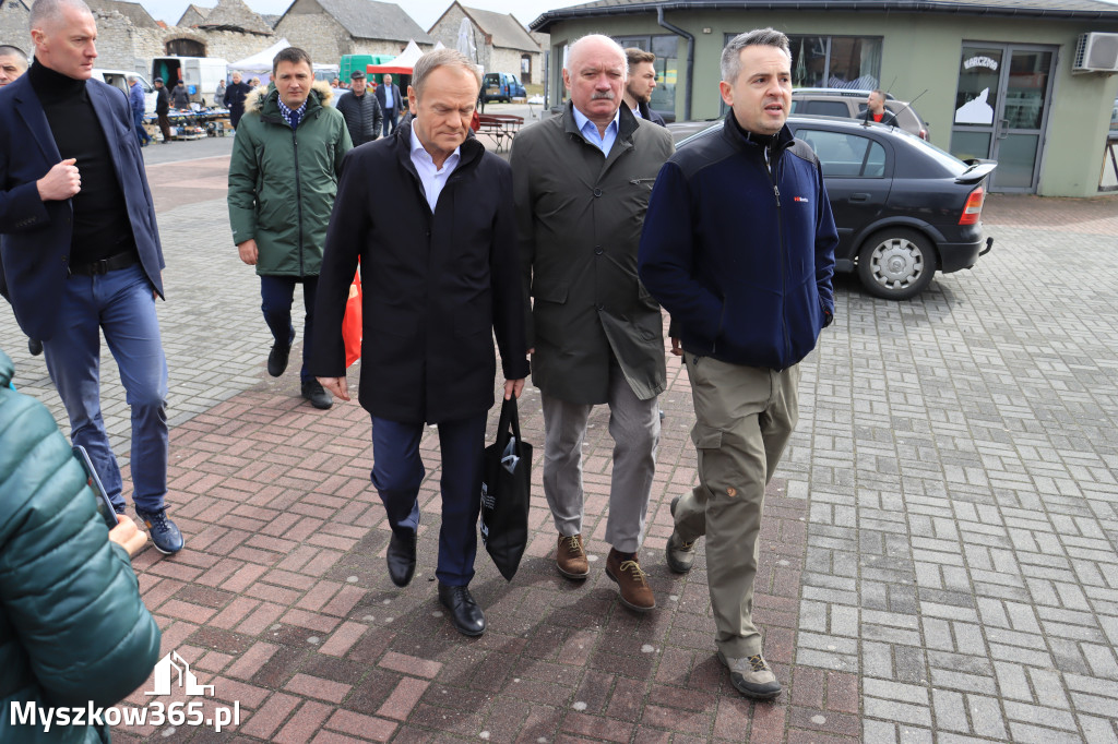 Fotorelacja: Donald Tusk wybrał się na żarecki targ (22.03.2023).