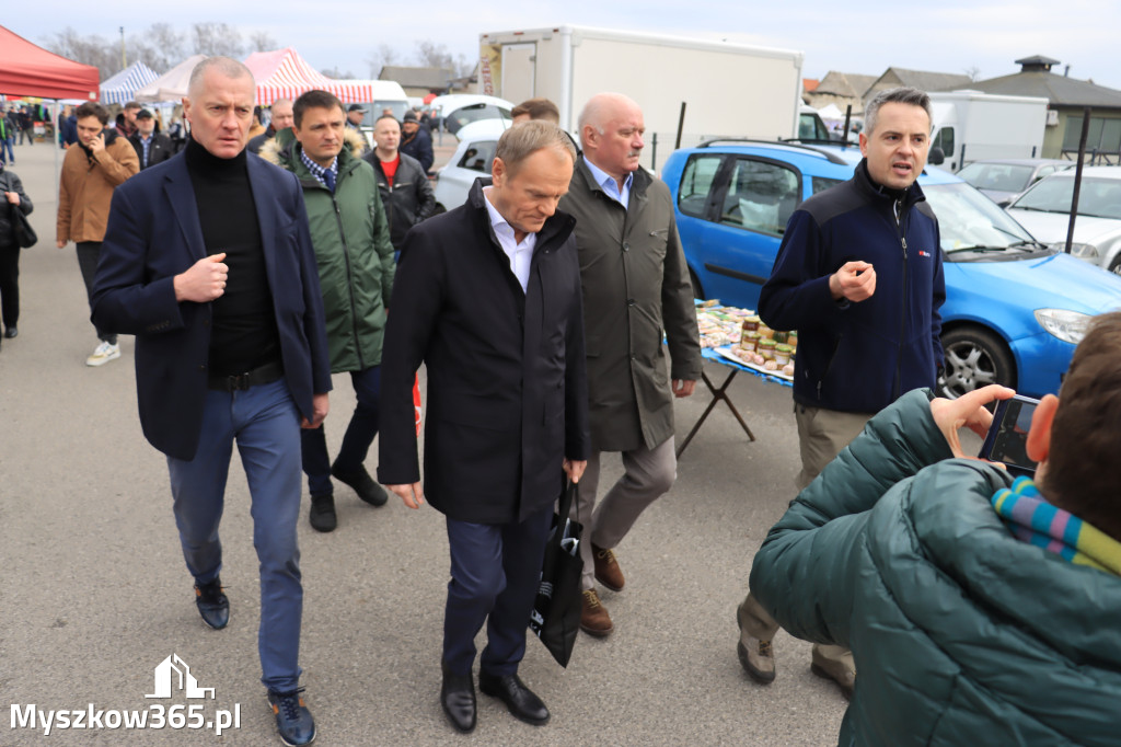 Fotorelacja: Donald Tusk wybrał się na żarecki targ (22.03.2023).