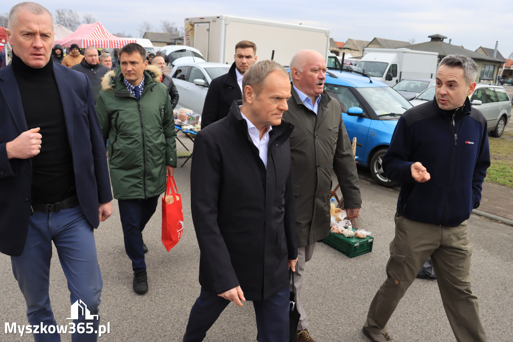 Fotorelacja: Donald Tusk wybrał się na żarecki targ (22.03.2023).