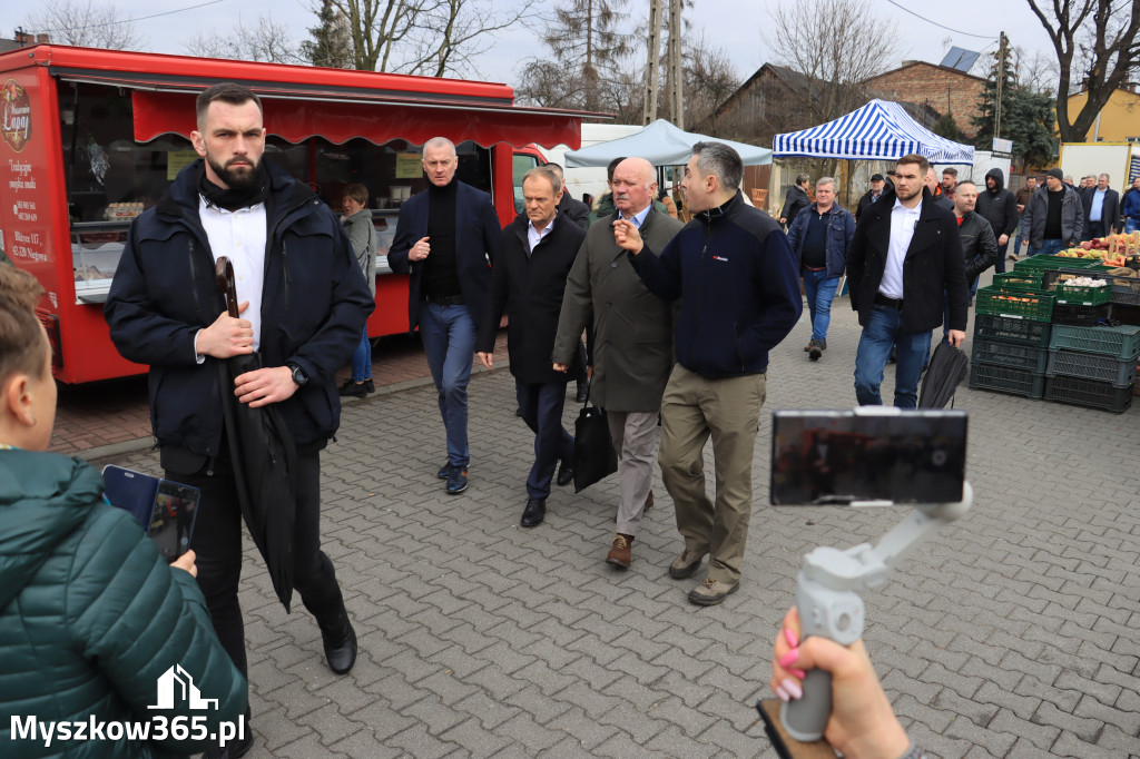 Fotorelacja: Donald Tusk wybrał się na żarecki targ (22.03.2023).