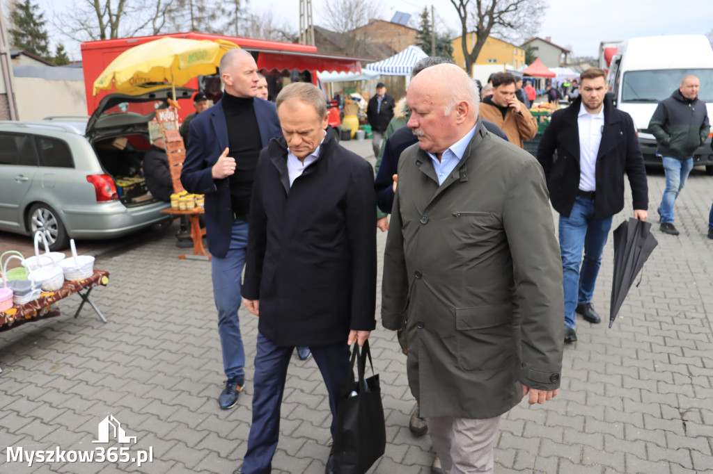 Fotorelacja: Donald Tusk wybrał się na żarecki targ (22.03.2023).