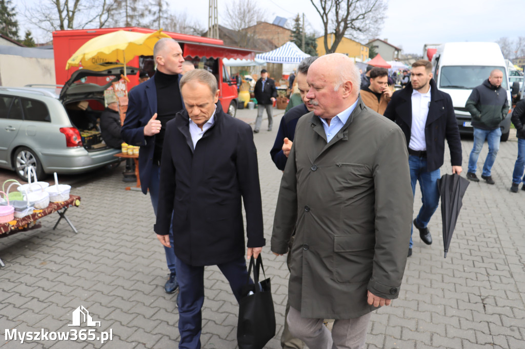 Fotorelacja: Donald Tusk wybrał się na żarecki targ (22.03.2023).