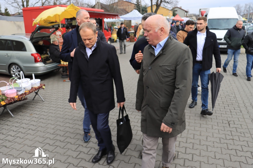 Fotorelacja: Donald Tusk wybrał się na żarecki targ (22.03.2023).