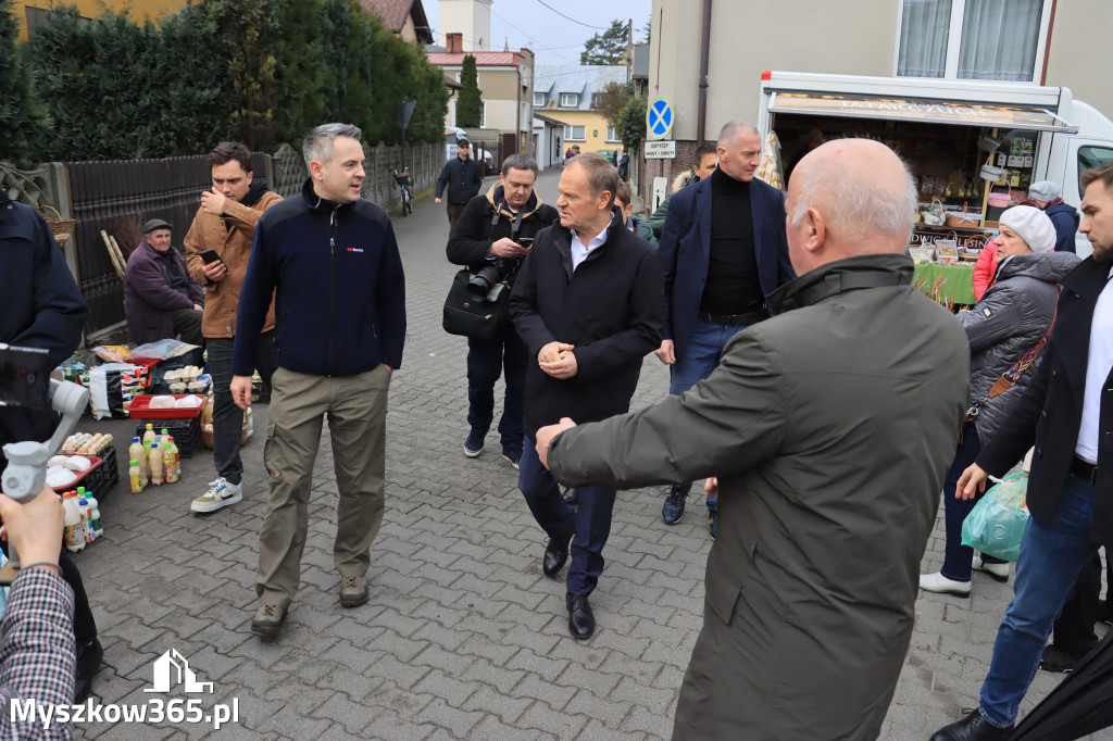 Fotorelacja: Donald Tusk wybrał się na żarecki targ (22.03.2023).