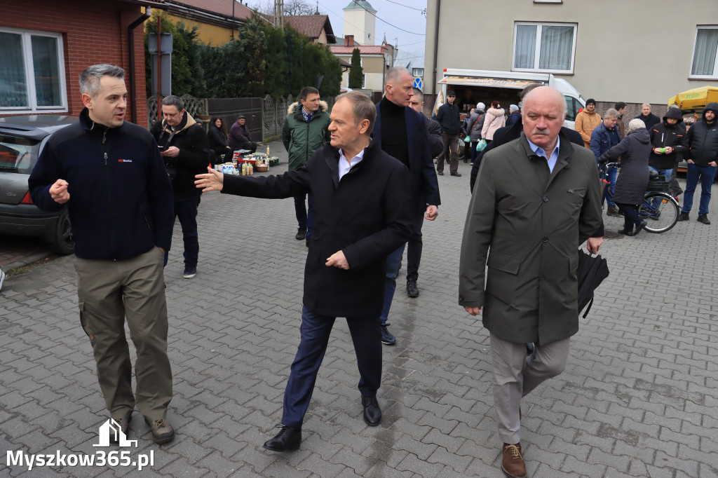 Fotorelacja: Donald Tusk wybrał się na żarecki targ (22.03.2023).