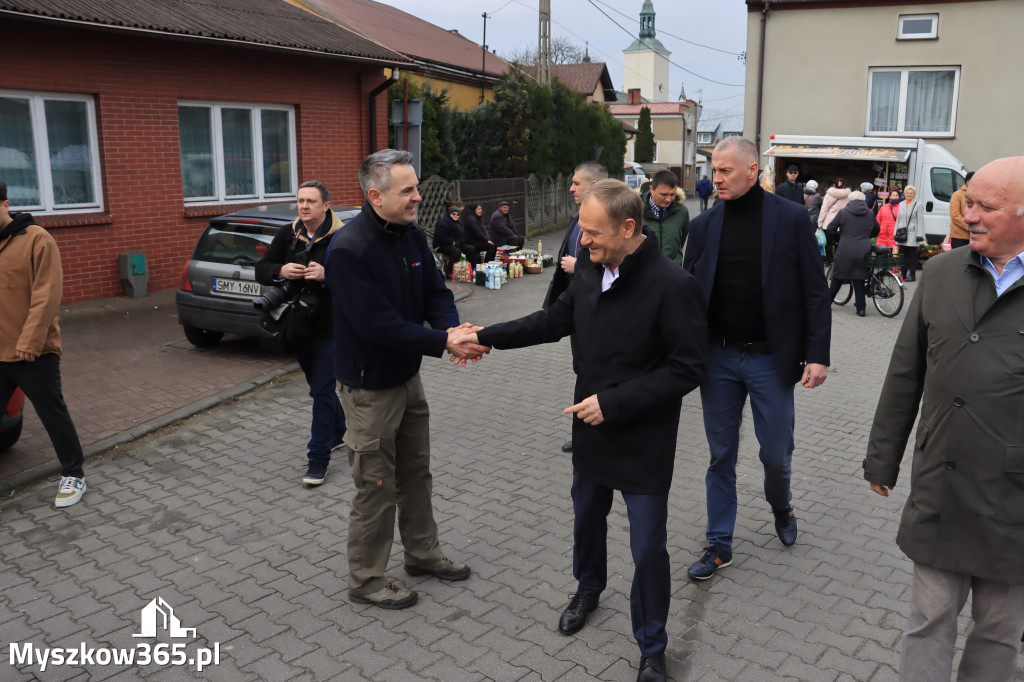 Fotorelacja: Donald Tusk wybrał się na żarecki targ (22.03.2023).