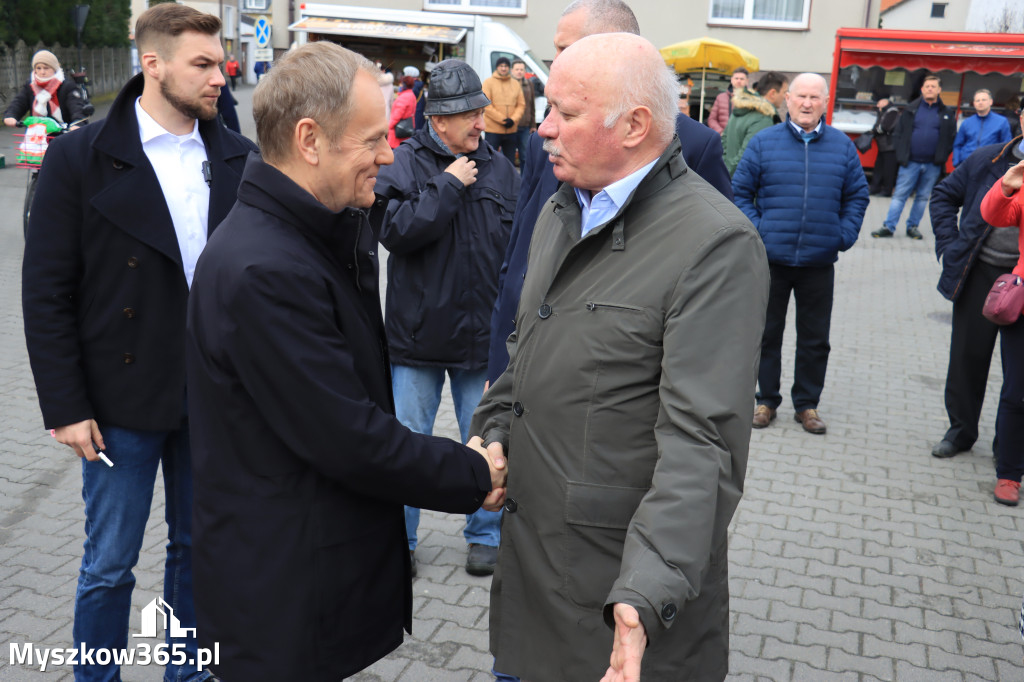 Fotorelacja: Donald Tusk wybrał się na żarecki targ (22.03.2023).