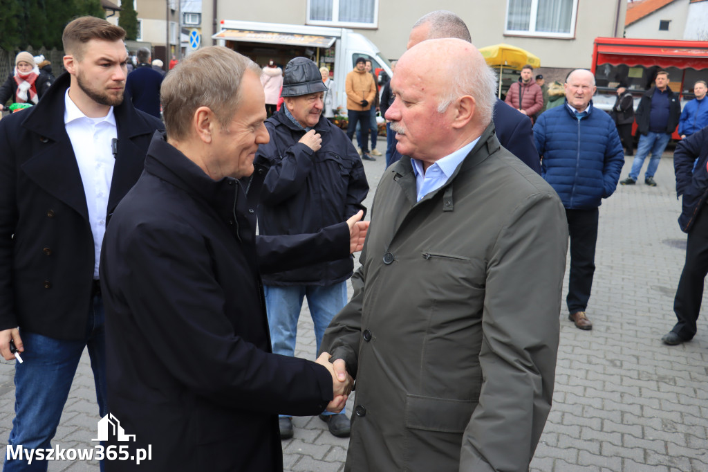 Fotorelacja: Donald Tusk wybrał się na żarecki targ (22.03.2023).