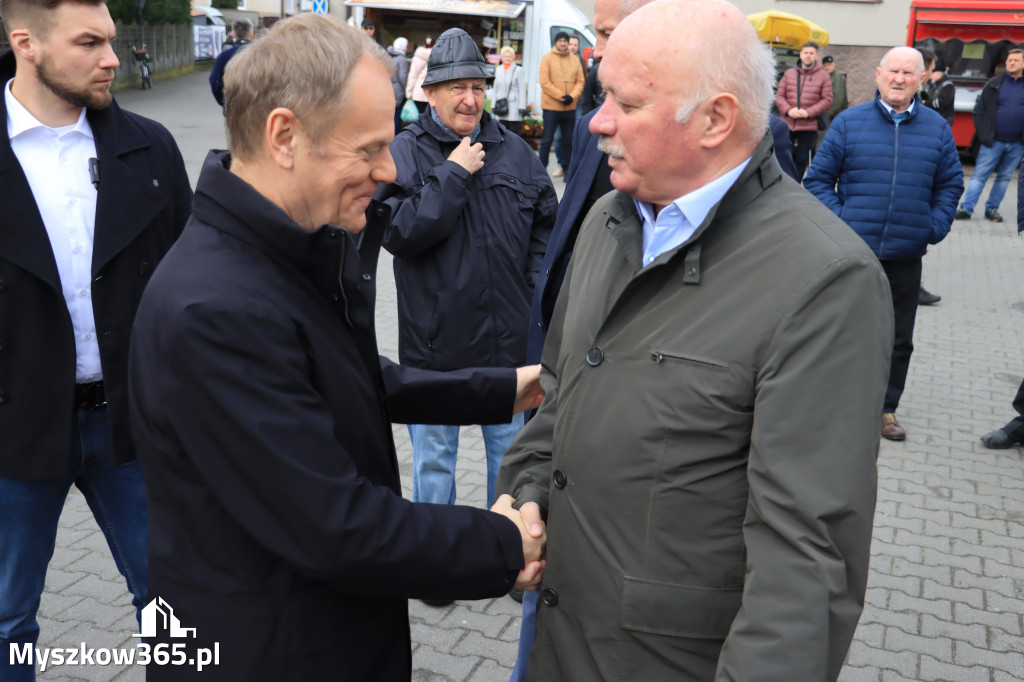 Fotorelacja: Donald Tusk wybrał się na żarecki targ (22.03.2023).