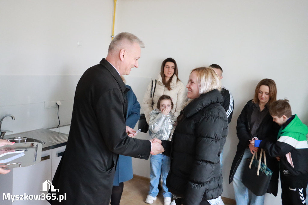 Fotorelacja: Przekazanie mieszkań komunalnych w Myszkowie.