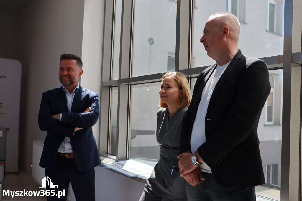 Fotorelacja: Szpital w Myszkowie otrzymał łóżka dla rodziców