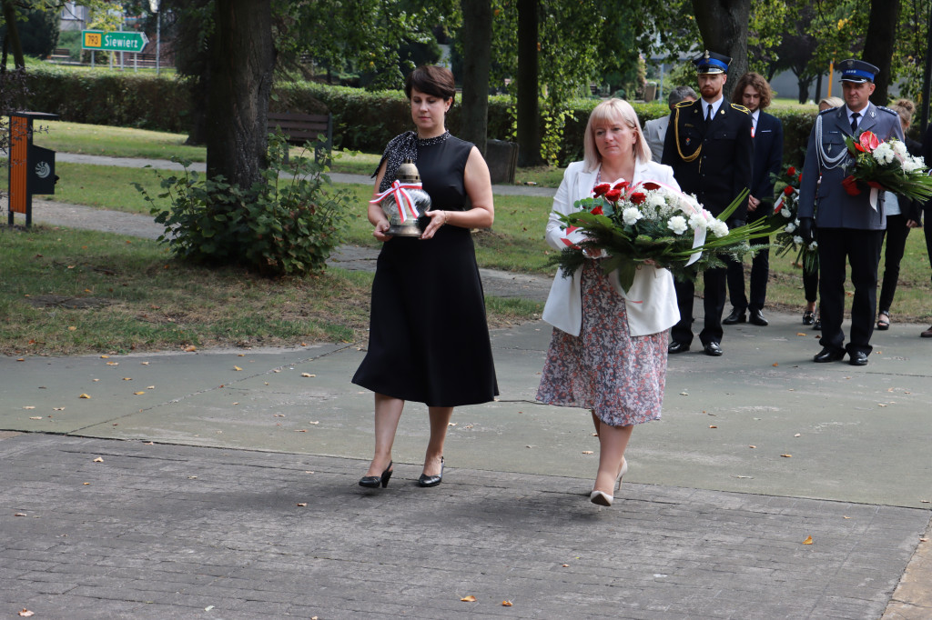 Fotorelacja: Myszków pamięta o ofiarach II wojny światowej