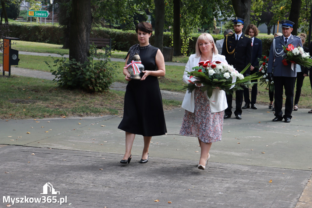 Fotorelacja: Myszków pamięta o ofiarach II wojny światowej