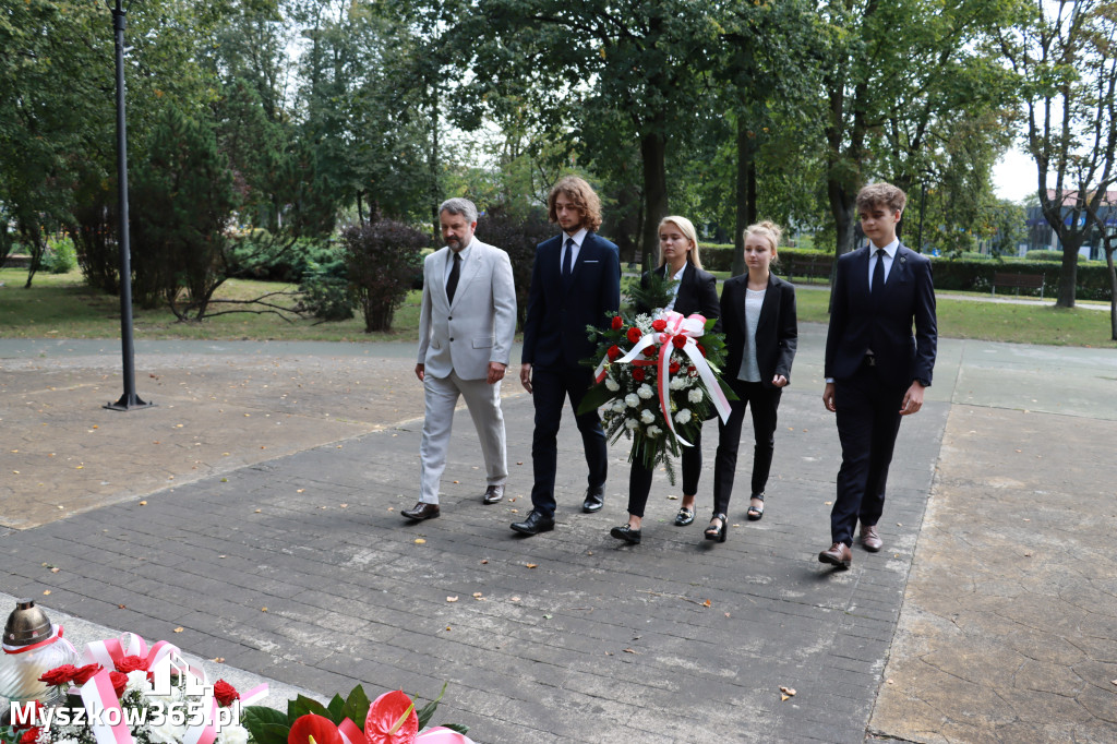 Fotorelacja: Myszków pamięta o ofiarach II wojny światowej