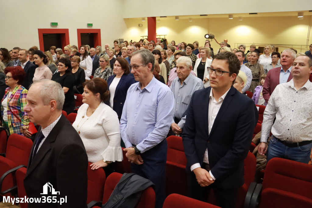 Fotorelacja: Uroczystość z okazji Dnia Edukacji Narodowej w Koziegłowach