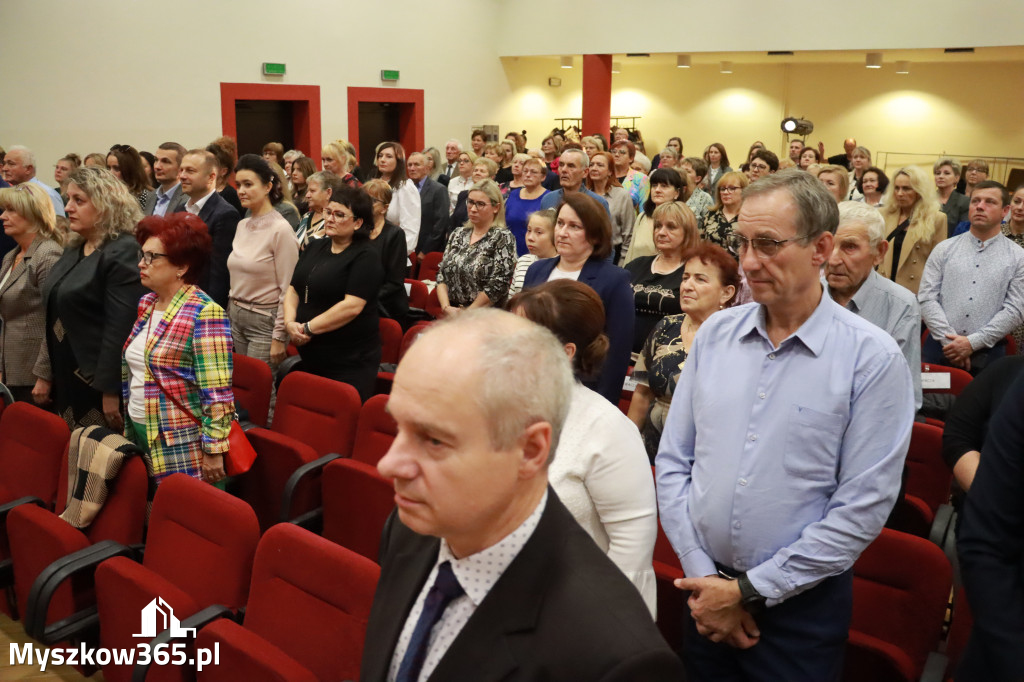 Fotorelacja: Uroczystość z okazji Dnia Edukacji Narodowej w Koziegłowach