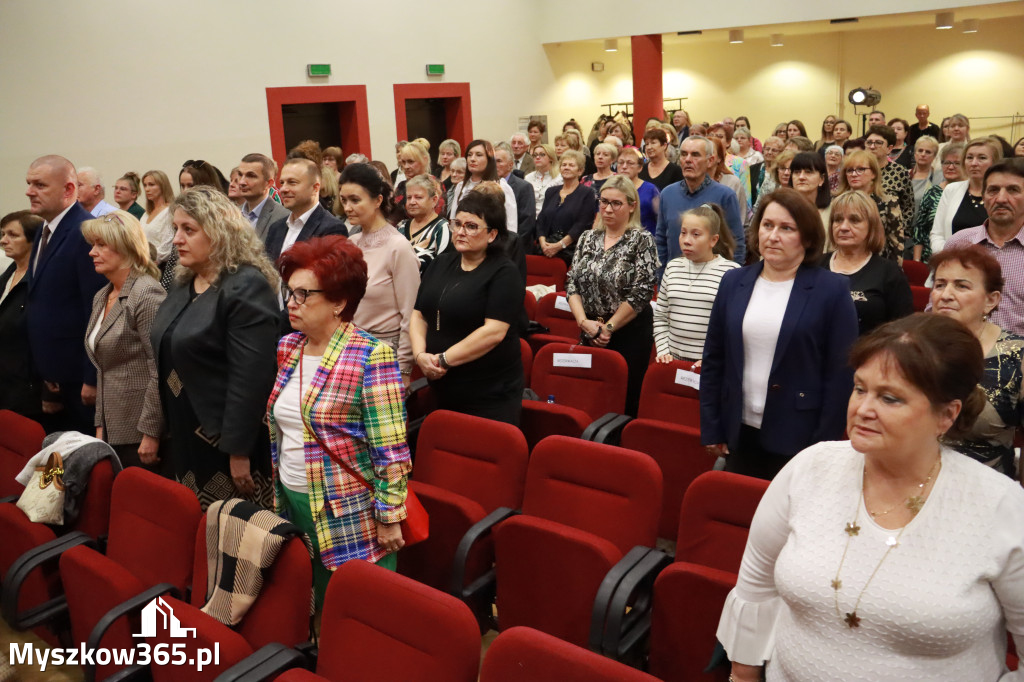 Fotorelacja: Uroczystość z okazji Dnia Edukacji Narodowej w Koziegłowach