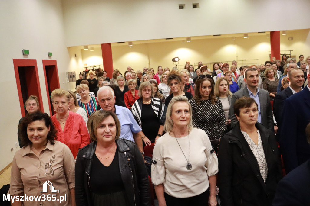 Fotorelacja: Uroczystość z okazji Dnia Edukacji Narodowej w Koziegłowach