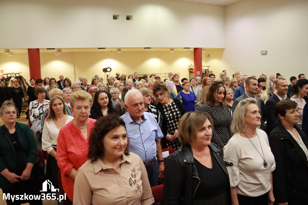 Fotorelacja: Uroczystość z okazji Dnia Edukacji Narodowej w Koziegłowach