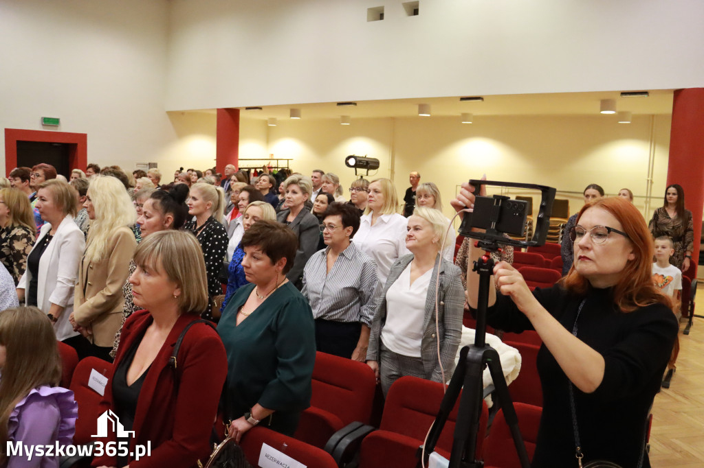 Fotorelacja: Uroczystość z okazji Dnia Edukacji Narodowej w Koziegłowach