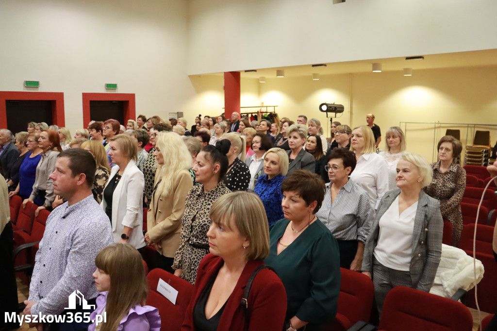 Fotorelacja: Uroczystość z okazji Dnia Edukacji Narodowej w Koziegłowach