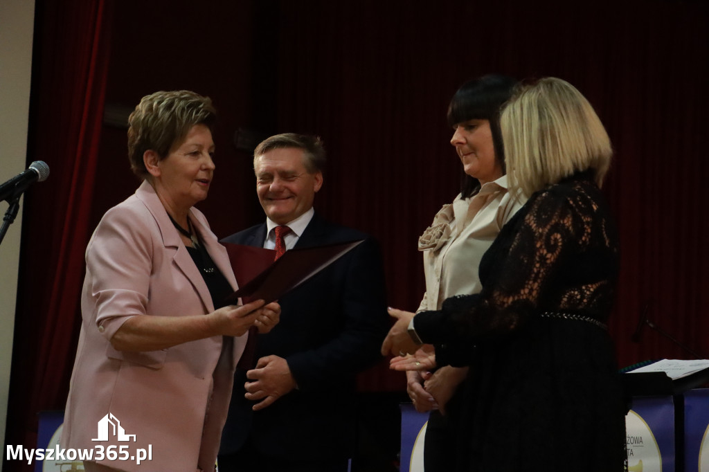 Fotorelacja: Uroczystość z okazji Dnia Edukacji Narodowej w Koziegłowach