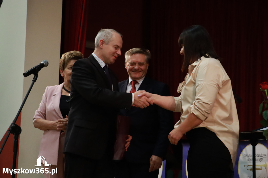 Fotorelacja: Uroczystość z okazji Dnia Edukacji Narodowej w Koziegłowach