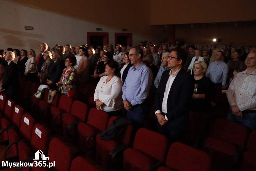 Fotorelacja: Uroczystość z okazji Dnia Edukacji Narodowej w Koziegłowach