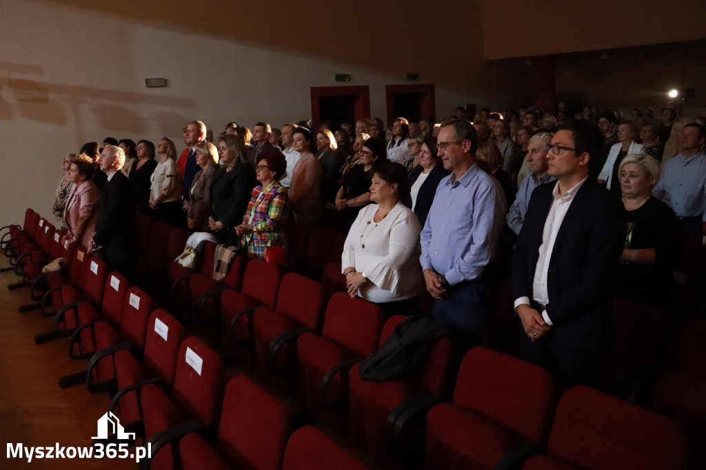 Fotorelacja: Uroczystość z okazji Dnia Edukacji Narodowej w Koziegłowach