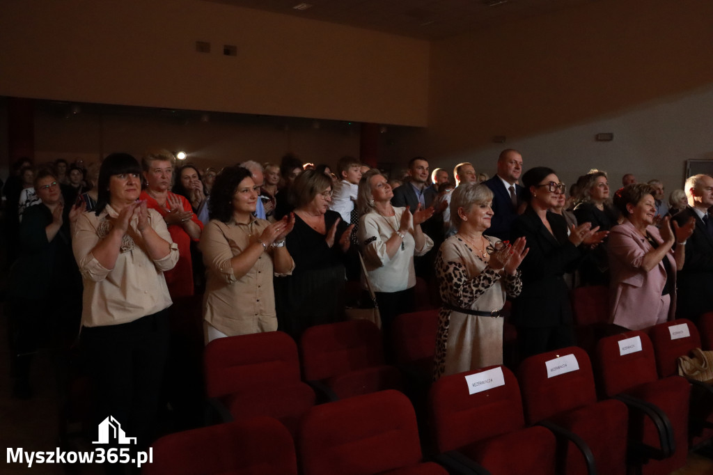 Fotorelacja: Uroczystość z okazji Dnia Edukacji Narodowej w Koziegłowach