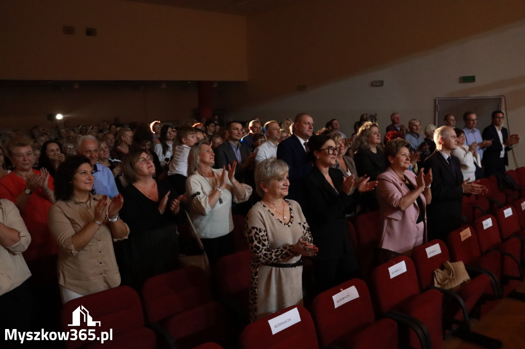 Fotorelacja: Uroczystość z okazji Dnia Edukacji Narodowej w Koziegłowach