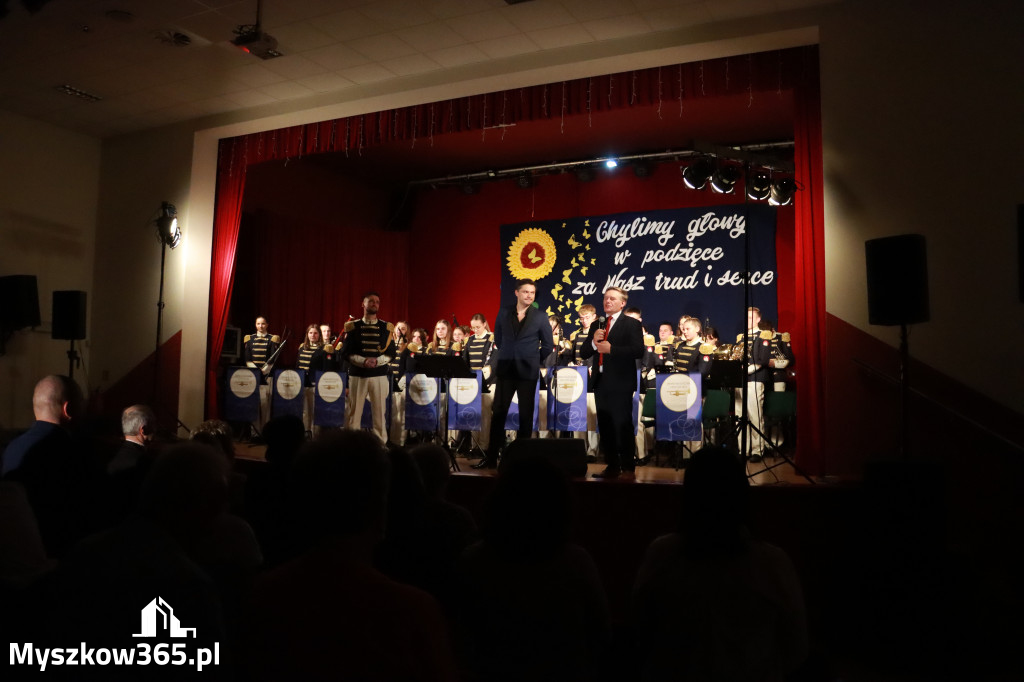 Fotorelacja: Uroczystość z okazji Dnia Edukacji Narodowej w Koziegłowach