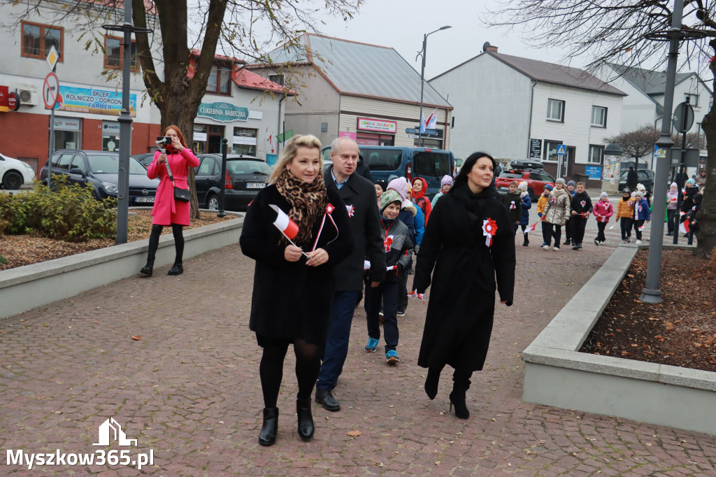 Fotorelacja: Uroczyste odśpiewanie Hymnu na Rynku w Koziegłowach