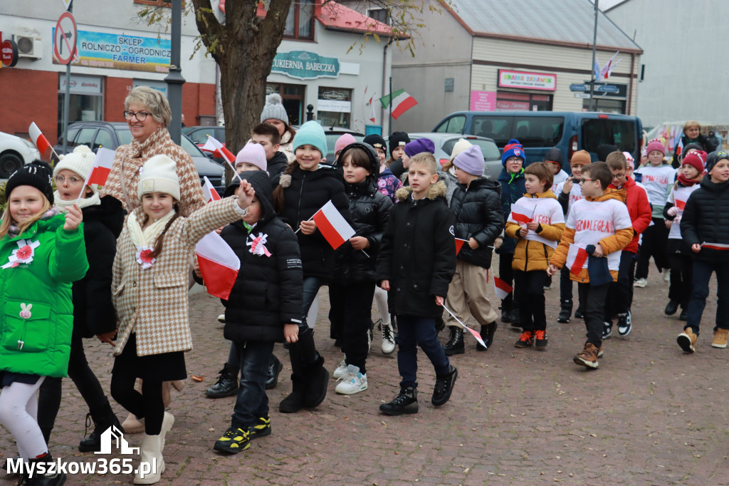 Fotorelacja: Uroczyste odśpiewanie Hymnu na Rynku w Koziegłowach