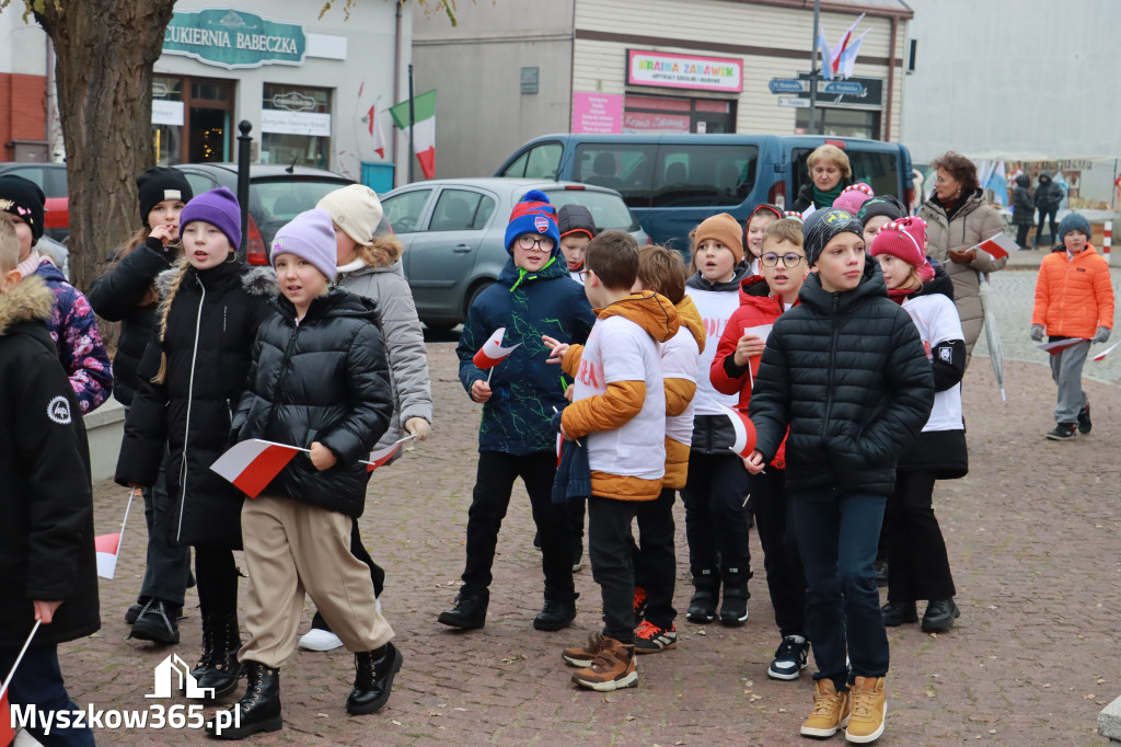 Fotorelacja: Uroczyste odśpiewanie Hymnu na Rynku w Koziegłowach