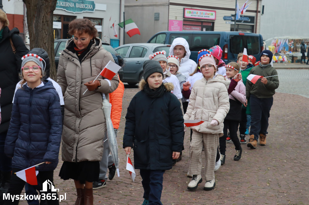 Fotorelacja: Uroczyste odśpiewanie Hymnu na Rynku w Koziegłowach