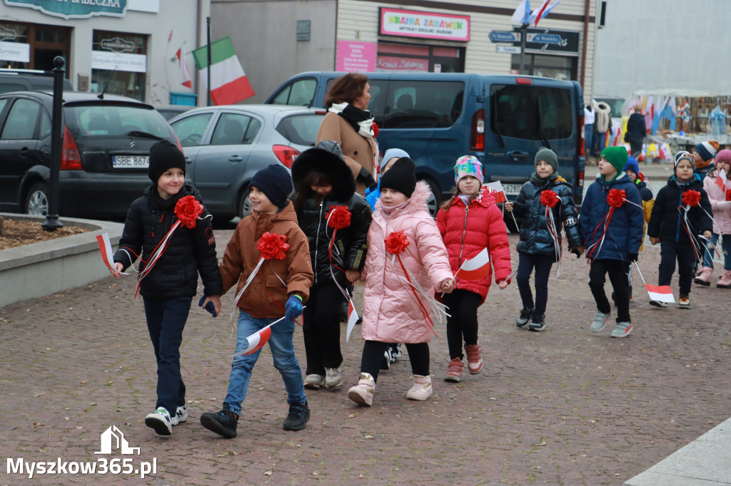 Fotorelacja: Uroczyste odśpiewanie Hymnu na Rynku w Koziegłowach