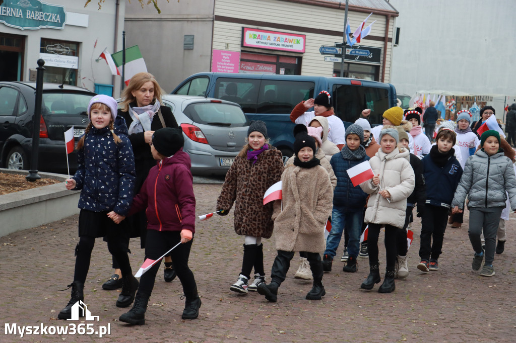 Fotorelacja: Uroczyste odśpiewanie Hymnu na Rynku w Koziegłowach