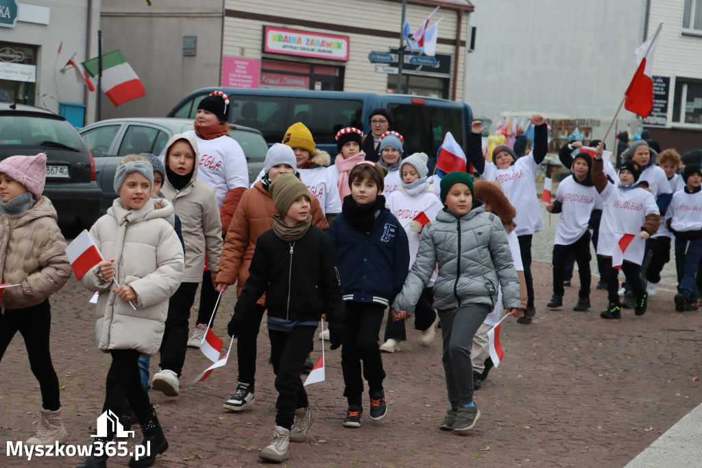 Fotorelacja: Uroczyste odśpiewanie Hymnu na Rynku w Koziegłowach