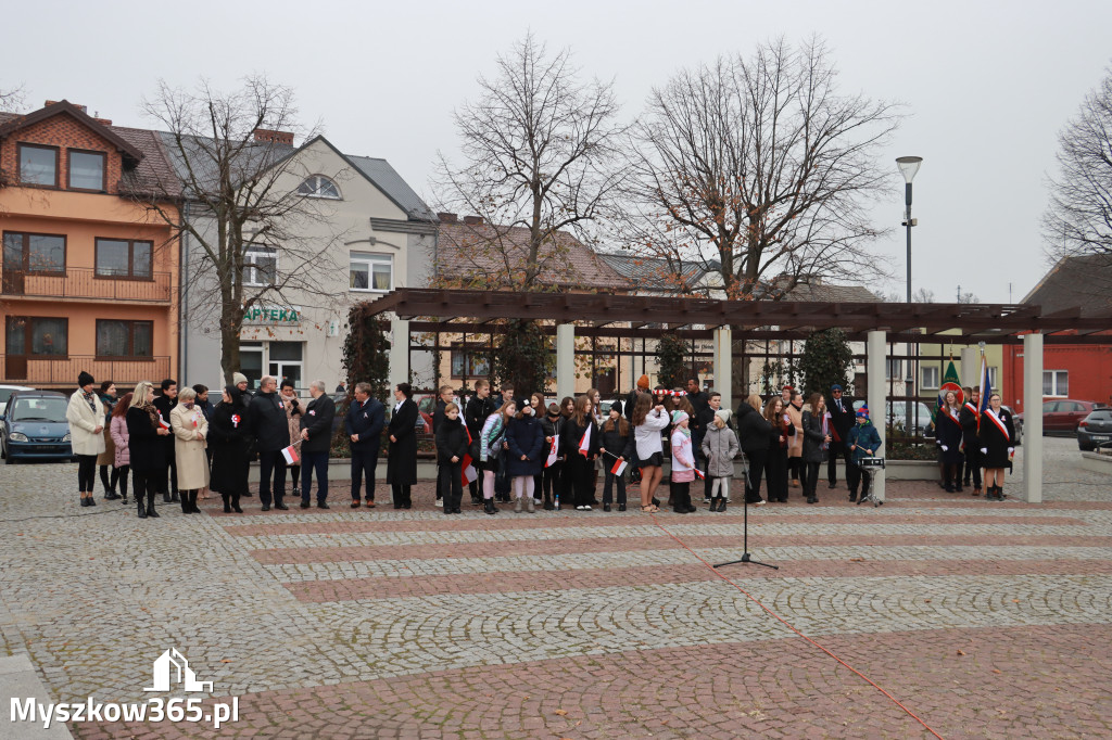 Fotorelacja: Uroczyste odśpiewanie Hymnu na Rynku w Koziegłowach