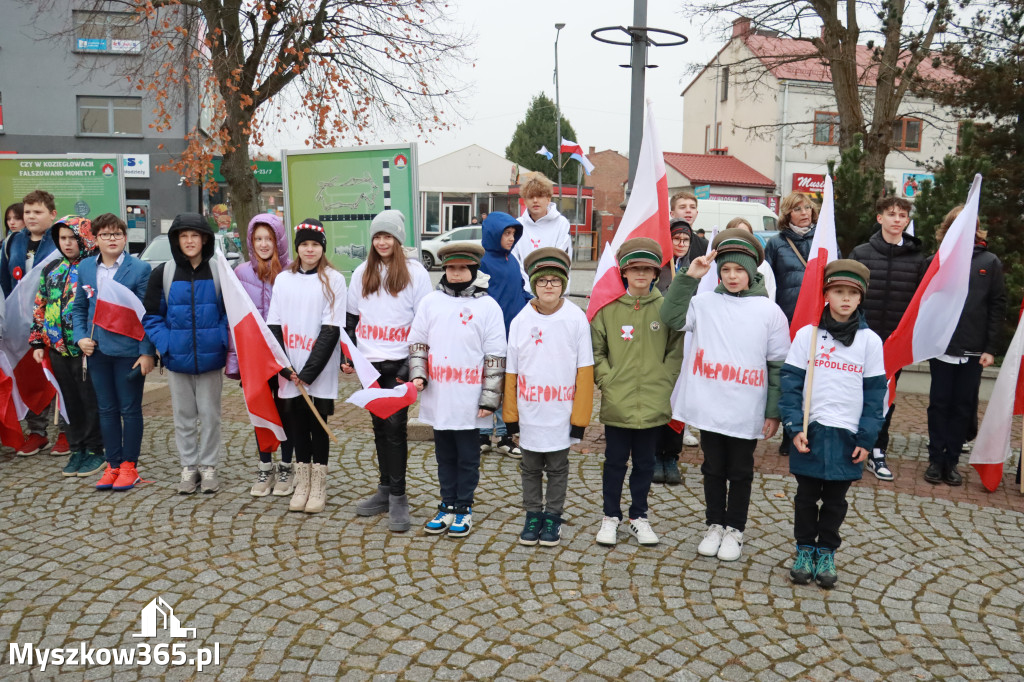 Fotorelacja: Uroczyste odśpiewanie Hymnu na Rynku w Koziegłowach