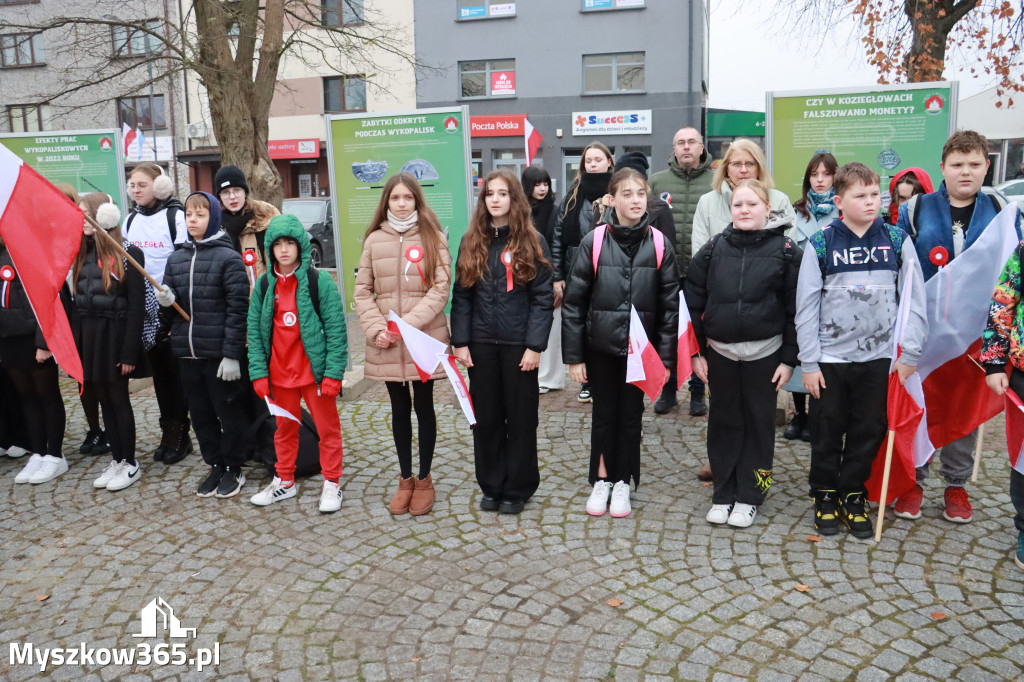 Fotorelacja: Uroczyste odśpiewanie Hymnu na Rynku w Koziegłowach