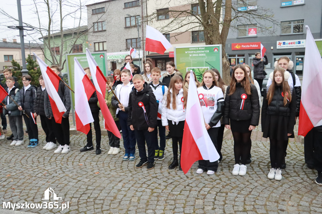 Fotorelacja: Uroczyste odśpiewanie Hymnu na Rynku w Koziegłowach