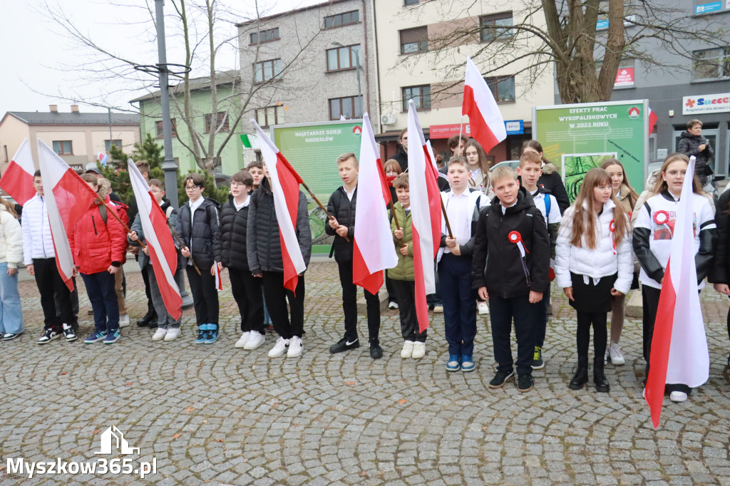 Fotorelacja: Uroczyste odśpiewanie Hymnu na Rynku w Koziegłowach