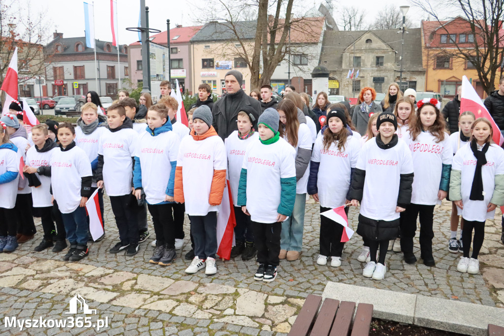 Fotorelacja: Uroczyste odśpiewanie Hymnu na Rynku w Koziegłowach