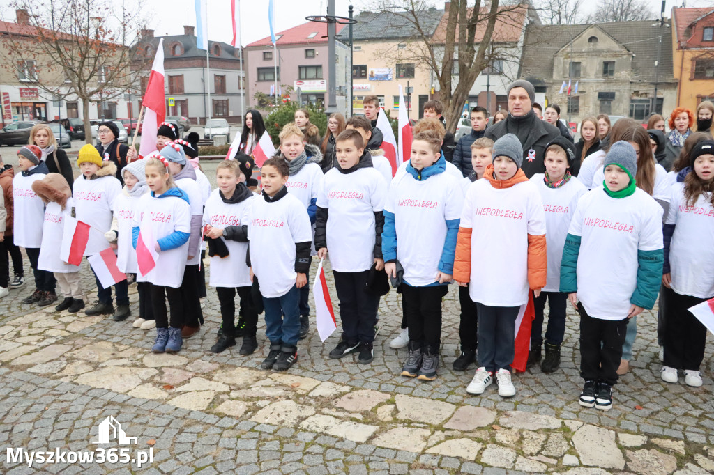 Fotorelacja: Uroczyste odśpiewanie Hymnu na Rynku w Koziegłowach