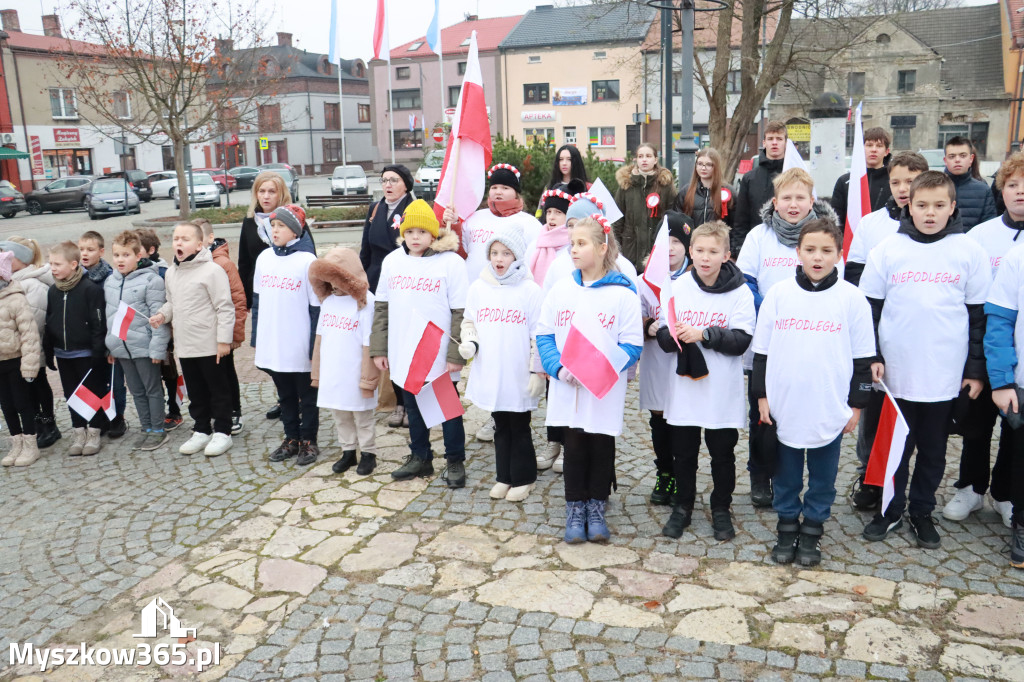 Fotorelacja: Uroczyste odśpiewanie Hymnu na Rynku w Koziegłowach