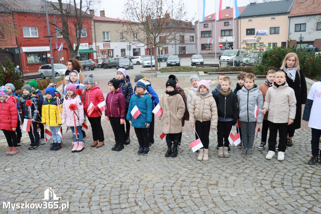 Fotorelacja: Uroczyste odśpiewanie Hymnu na Rynku w Koziegłowach