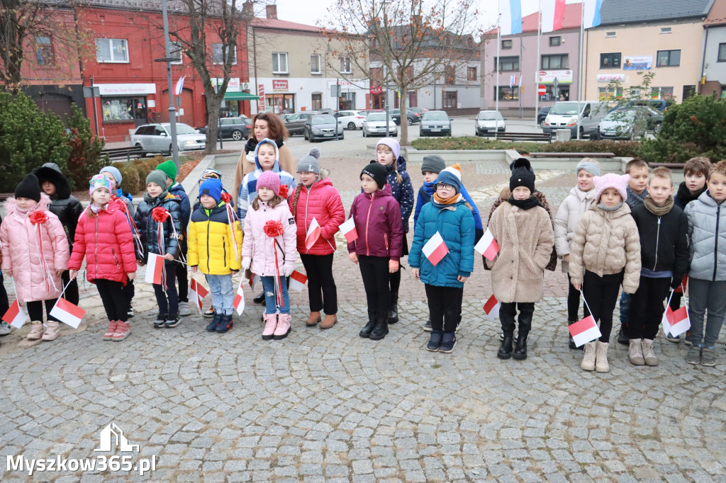 Fotorelacja: Uroczyste odśpiewanie Hymnu na Rynku w Koziegłowach